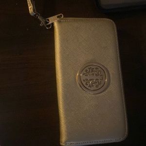 Wallet with handle